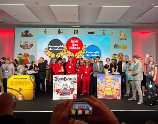 Winners of Spiel des Jahres 2025 on stage
