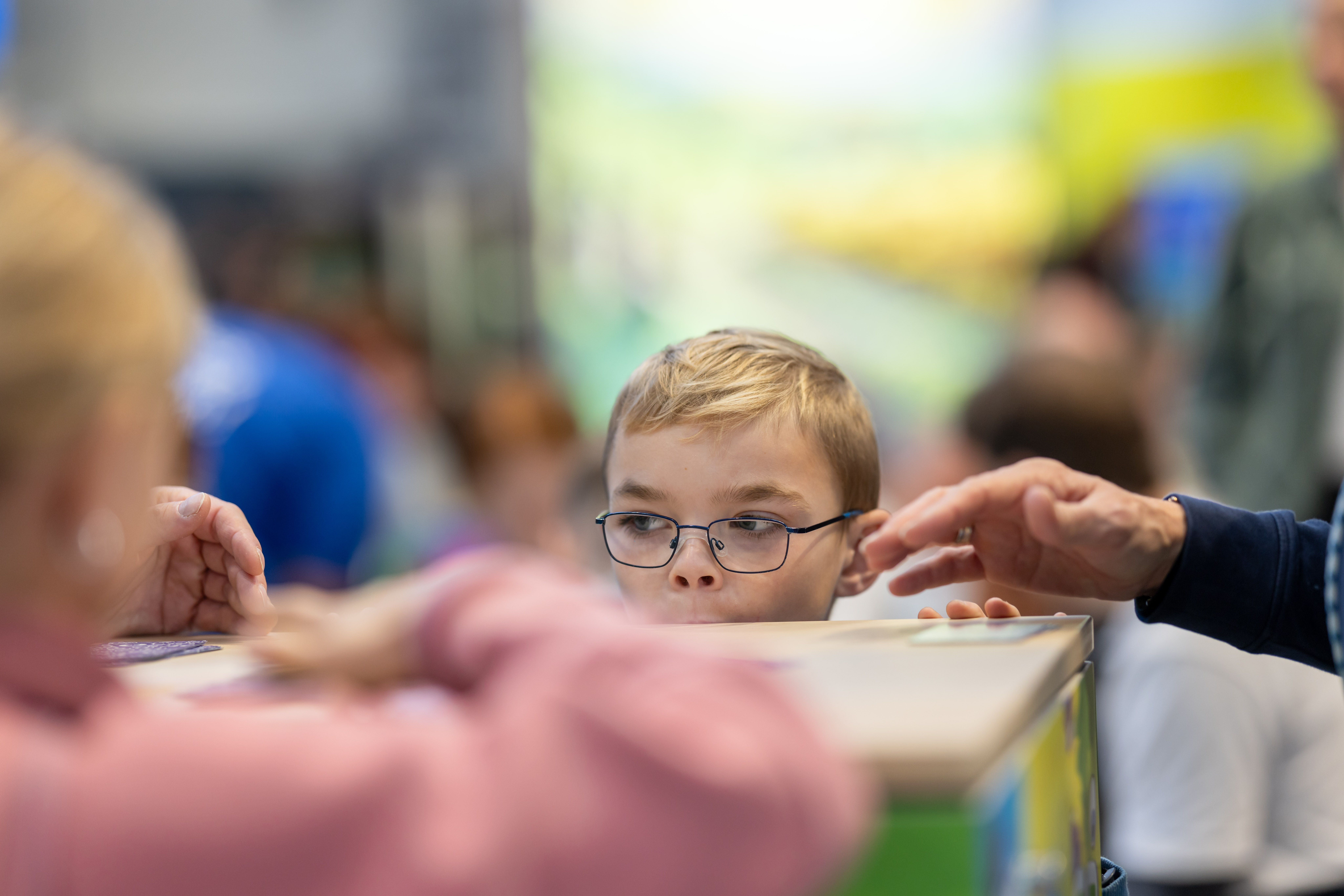 SPIEL Essen 2025 Kind an Tischkante